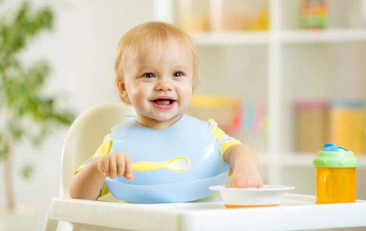 چه وقت کودک شما آماده‌ی استفاده از صندلی غذا است؟