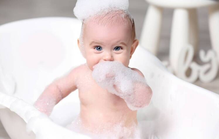 حمام کردن نوزاد هر چند وقت یکبار باید انجام شود؟
